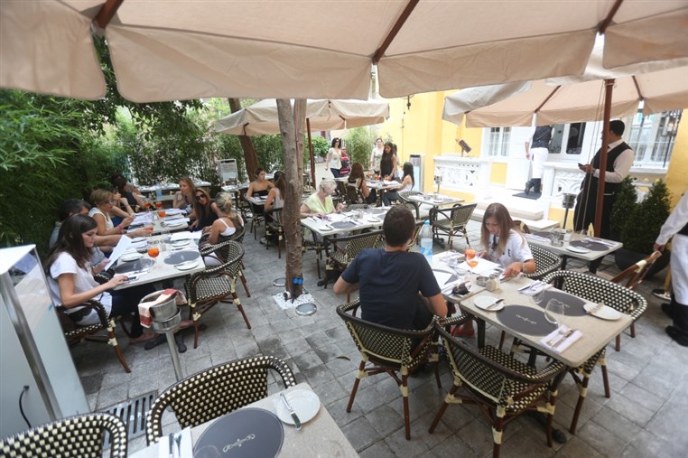 Les Fenetres Media Lunch